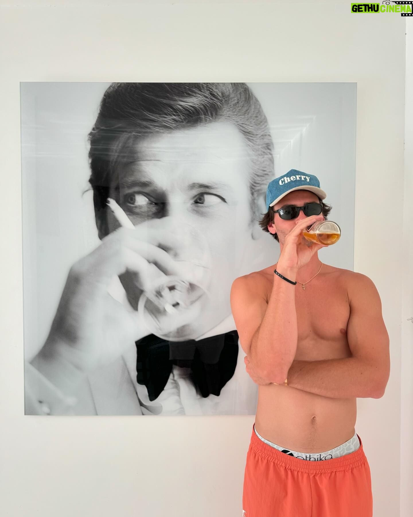 Troy Osterberg - 5.5K Likes - working hard or hardly working