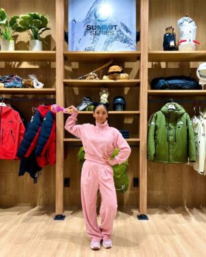 Truedy Instagram - 많이 여쭤봐주신 홍학 셋업🦩
이 제품은, 보들보들 태리소재의 노스페이스 태리하프집스웻셔츠에요!
저는 키 160cm 몸무게 58kg로, 상의(S) 하의(S) 착용해보았어요~:)

*하체 비만인 저의 다리를 길어보이게해줬던.. 홍학셋업 고마워요..🦩
*색상은, 크림, 그레이, 핑크 3가지네유~🤍🩶🩷

노스페이스에서 새로나온 크롭 바람막이 툭 하나 걸치니,
다리가 길어보이고 예뻐서 다들 여쭤보시네유~🤍
늘 감사합니다! @thenorthface_whitelabel