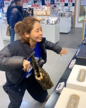 Truedy Instagram - 2024년 푸른 용의 해🐉 가 밝았습니다!
2024년에는 더욱 더 활짝 웃어볼게요~🥰💙
멋진 사진이 없어 2024년 첫날 남편이 찍어준 영상 올려보아요!
늘 까불거리는 저를 사랑해주시고 함께 웃어주셔서 감사합니다!
새해 복 많이 받으세요❣️ 사랑해요🫶🏽 감사합니다🙇🏽‍♀️