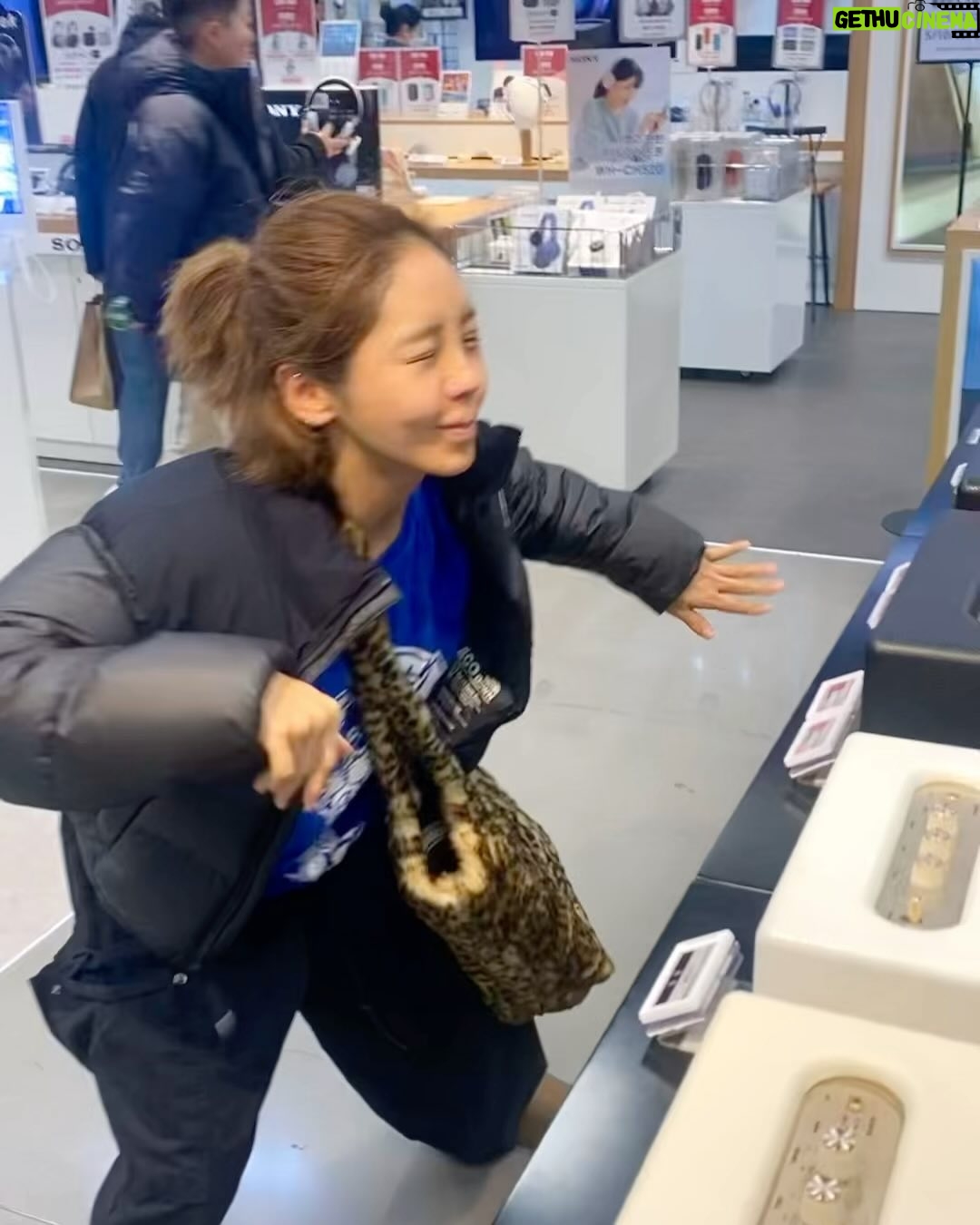 Truedy - 3 Likes - 2024년 푸른 용의 해🐉 가 밝았습니다!
2024년에는 더욱 더 활짝 웃어볼게요~🥰💙
멋진 사진이 없어 2024년 첫날 남편이 찍어준 영상 올려보아요!
늘 까불거리는 저를 사랑해주시고 함께 웃어주셔서 감사합니다!
새해 복 많이 받으세요❣️ 사랑해요🫶🏽 감사합니다🙇🏽♀️
