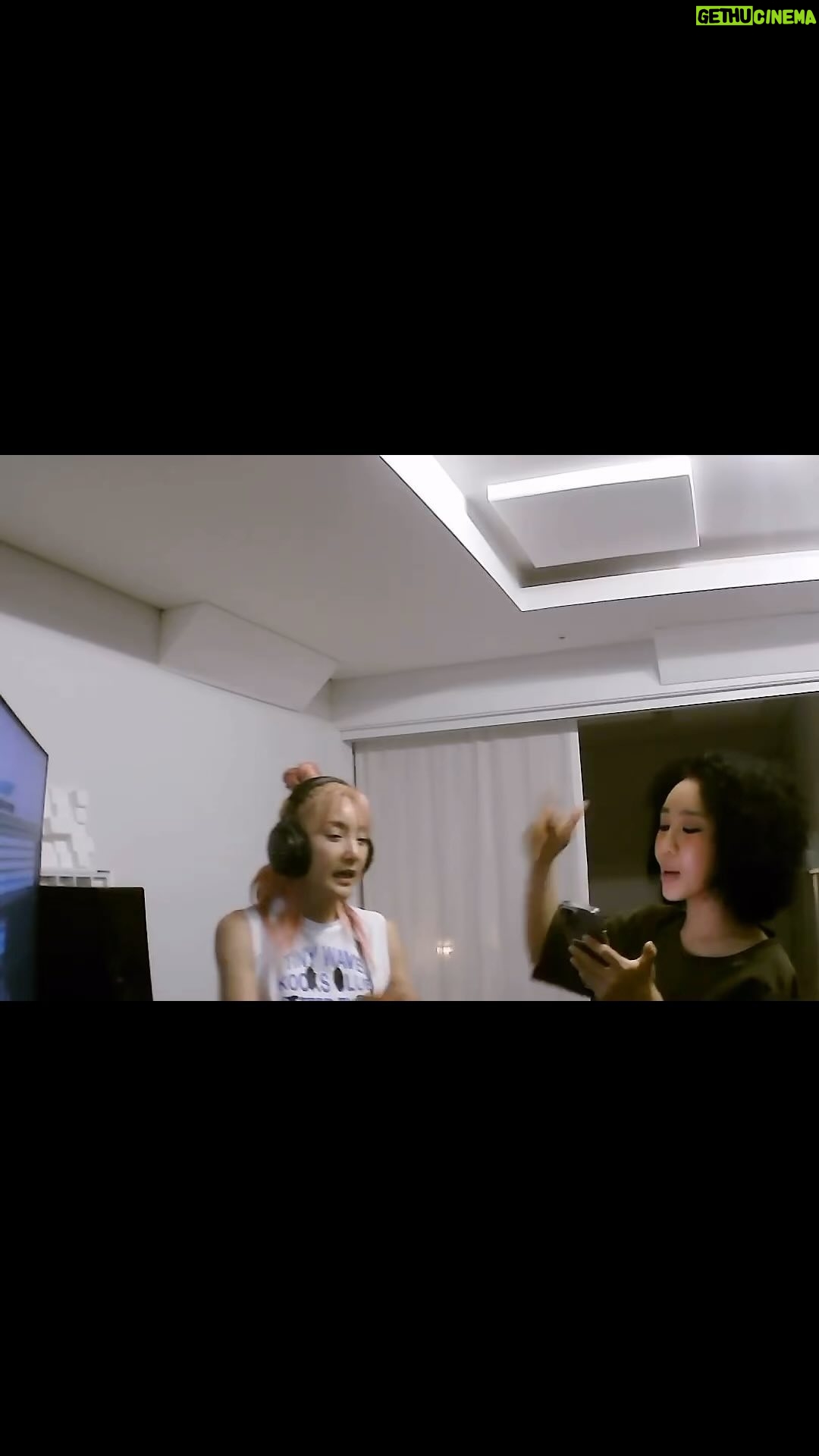 Truedy - 3 Likes - 중학교 체육시간 농구시합 전,
용기를 내고싶던 꼬마아이가,
작은 mp3에 담긴, 바다선배님의 고고고 노래를 들으며
희망과 꿈을 꿈꾸던 제가,
바다선배님과 함께 무대에 설 수 있는 기회가 왔어요.
기적같죠.. 전 사실 바다언니와 함께일때면, 아직 떨려요💕
언니는 제 꿈과 희망이셨거든요.
오늘밤 11시 25분 KBS2
더시즌즈 - 아티스트에서 함께해주세요🎤
@bada0228 바다언니 정말 감사합니다.