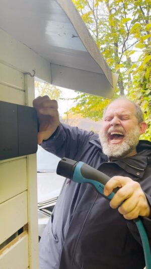 Truls Svendsen Instagram - Reklame @amina_charging 🔋Vi har vi nå installert en liten og enkel lader fra Amina, som selges hos @elkjop_no 💚 Den er rimeligere på pris enn andre ladere som enkelt og greit er fordi det kun er en lader uten masse tilleggsfunksjoner. Om du vil tidsinnstille ladningen til den tiden på døgnet når strømmen er billigst, så gjør du det på bilen, eller gjennom strømleverandøren din i stedet for på laderen 

#elbillader #elbil