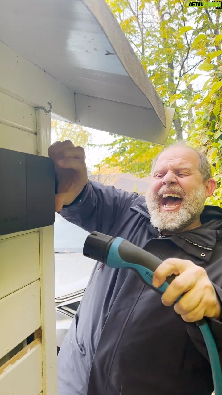 Truls Svendsen - 6.8K Likes - Reklame @amina_charging 🔋Vi har vi nå installert en liten og enkel lader fra Amina, som selges hos @elkjop_no 💚 Den er rimeligere på pris enn andre ladere som enkelt og greit er fordi det kun er en lader uten masse tilleggsfunksjoner. Om du vil tidsinnstille ladningen til den tiden på døgnet når strømmen er billigst, så gjør du det på bilen, eller gjennom strømleverandøren din i stedet for på laderen
#elbillader #elbil