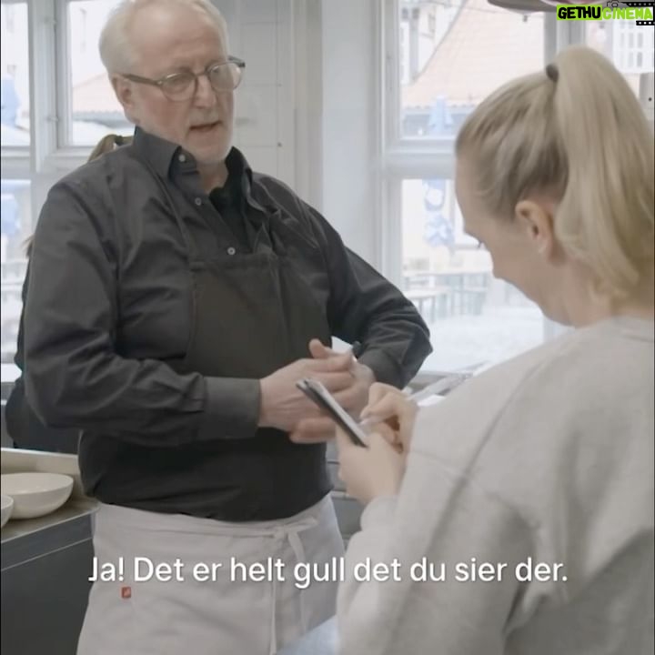 Truls Svendsen - 2.9K Likes - Dro på meg korona, så det ble det to smiskende vikarer i serveringen i restauranten. Truls à la Hellstrøm Bistro, i kveld kl 20:00 på @tv2norge og allerede ute på @tv2play.