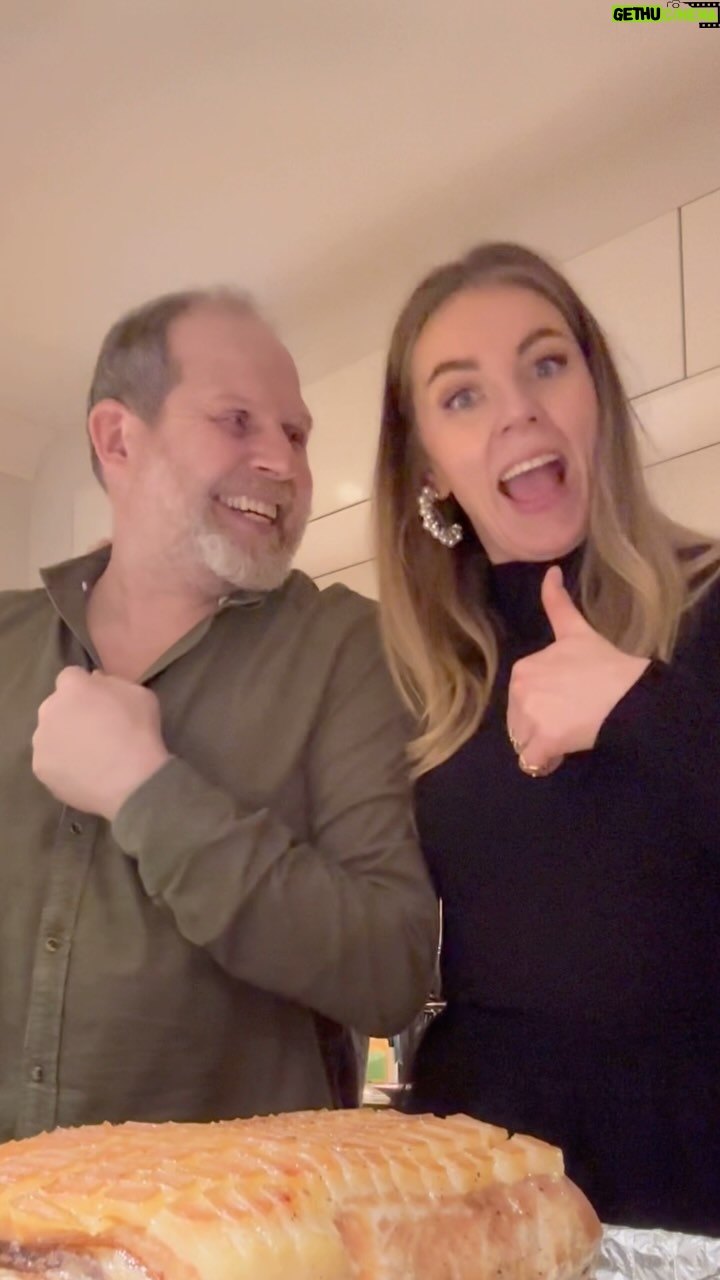 Truls Svendsen - 7.5K Likes - Sprø svor ribbe oppskrift 👌🏻
2-4 dager før ribba skal serveres: dekk bunnen av en form med salt. Legg ribba med svorsiden godt ned i saltet. Dekk til med plastfolie. La formen stå i kjøleskapet i 1-3 dager avhengig av hvor god tid du har
1 dag før ribba skal serveres: børst salt av ribba og skyll den kjapt i vann så du får vekk saltet. Kast saltet i formen. Tørk ribba og krydre den godt med salt og pepper på begge sider. Sett den tilbake i formen og dekk til. Sett den i kjøleskapet over natten
Samme dag som servering: ta ribba ut av kjøleskapet når du våkner om morgenen. Ha gulrøtter, løk, hvitløk og stangselleri i en form. Legg ribba over grønnsakene med svorsiden ned. Fyll formen med vann slik at svoren blir dekket. Pakk den inn med aluminiumsfolie. Sett den i ovnen i 45 min på 180 grader
Etter 45 min tar du ribba ut av formen. Sett en bøyd rist eller noe annet i formen og legg ribba tilbake med svorsiden opp. Du skal nå ha bygget opp så godt under ribba at eventuelt væske renner langs kuttene i svoren og ned av kjøttet. Tørk svoren før du setter den tilbake i ovnen. 8-12 timer på 70 grader, avhengig av hvor god tid ut har. Fyll på med vann underveis hvis vannet i formen tørker ut. Dette skal bli sjy
50 min før servering: ta ut ribba og sett ovnen på 230 grader varmluft
Ta ribba ut av formen, sil av vannet i en kasserolle. Sett kasserollen på middels varme og la den reduseres litt
Tørk svoren og pensle den lett med 7% eddik. Sett ribba tilbake i ovnen når den har nådd 230 grader. La den stå i 20-25 minutter.
Hvis svoren nå ikke popper pensler du den en runde til med eddik og setter på grillelementene på ovnen. Følg med. Plutselig popper det, det går fort.
La ribba hvile i 20 min før servering 🛌💤
BAM. Du er har en ribbe med sprø svor. Er det en liten del av ribba som ikke har sprø svor kan du skjære av denne og sette den tilbake i ovnen for å sjekke om du klarer å få liv i svoren.
Ha litt Worchestersaus og litt soyasaus i skyen. Smak deg frem.
Voila! God jul og Bon apetit!