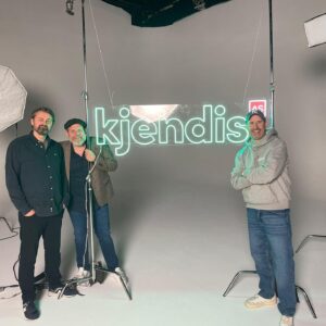 Truls Svendsen Instagram - Til høsten kommer vår nye humorserie Kjendis AS, hvor vi spiller oss selv. Vi gleder oss til å vise hva vi har laget, og alle de fantastiske folkene som har blitt med🙌😍 @tv2norge @tv2play @planbunderholdning @thomnumm @harald_ronneberg
