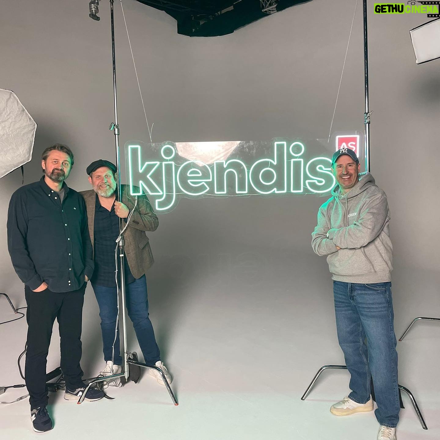 Truls Svendsen - 3.3K Likes - Til høsten kommer vår nye humorserie Kjendis AS, hvor vi spiller oss selv. Vi gleder oss til å vise hva vi har laget, og alle de fantastiske folkene som har blitt med🙌😍 @tv2norge @tv2play @planbunderholdning @thomnumm @harald_ronneberg