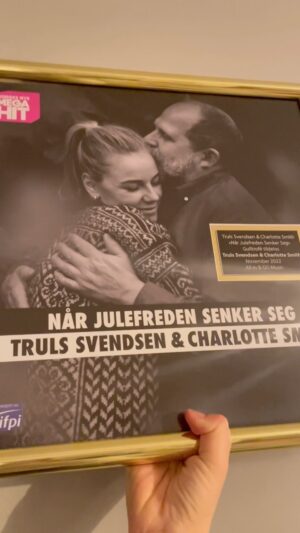 Truls Svendsen Instagram - SÅ STAS 🏆🎄❤️

@trulssv #gullplate #norgesnyemegahit #nårjuleftedensenkerseg #allinGGrecords #Sony @prebenand @sandralyng @staysman @petterkatastrofe @thisisanders_