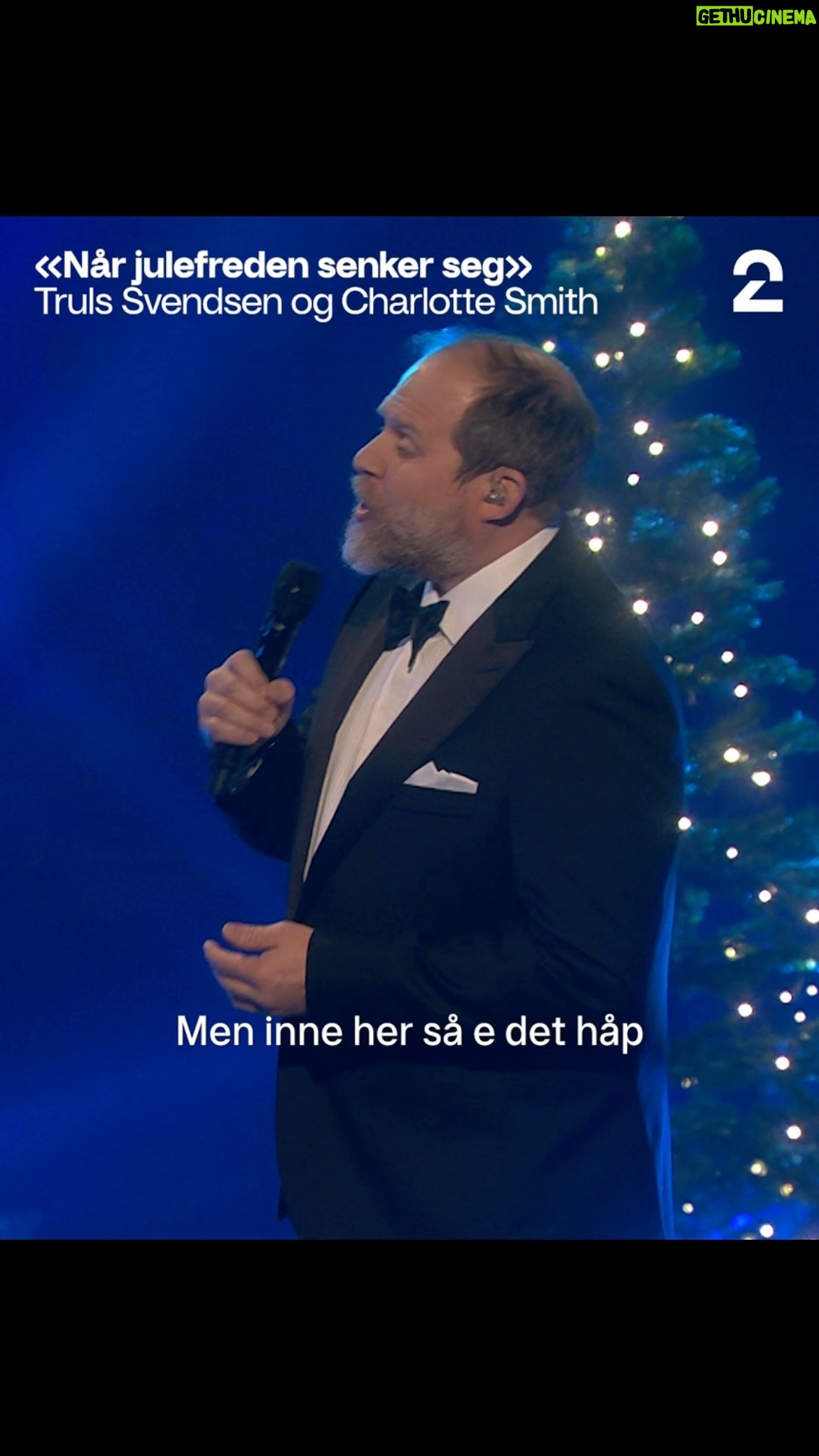 Truls Svendsen - 12.6K Likes - For et år siden var det en morsom opplevelse å være med på #norgesnyemegahit på @tv2norge med julesangen «Når Julefreden Senker Seg».
Ekstra kult var det at så mange hørte på og likte den, med mange avspillinger på Spotify.
Så nå som vi nærmer oss 1. desember er det på tide å minne dere på at den fortsatt er der ute😁
Alt for tidlig å si, selvfølgelig, men God Jul😅😍