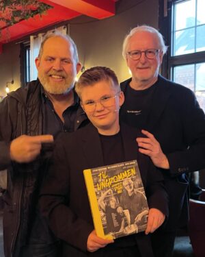 Truls Svendsen Instagram - Gratulerer med ny bok, Nils, Eyvind og Anita🙌😍
TIL UNGDOMMEN er en fantastisk kokebok både for ferske unge kokker, men også for voksne som ikke føler de mestrer matlaginga. 
Enkle og nydelige retter som alle kan lage! Anbefales!😍

Foto: @by_lilleani 

@hellstroms_verden @kaggeforlag 

#reklameforenvenn