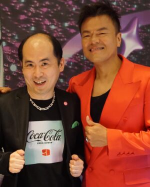 Tsukasa Saitô Instagram - 韓国でコカ・コーラのK-Waveローンチイベントがあったよ！
公式レポーターとして古家さんと世界中から記者が集まるところに行かせていただいたよ！
そしたらなんとJ.Y. Parkさんと、ITZYに会えたよ！
J.Y. Parkとんでもないスタイルだったよ。
笑顔がテレビで見たまんまだったよ！
そしてITZYダンス教えてくれたよ！
Like Magicめちゃくちゃ耳に残る、ダンスチャレンジまたするよ！
きいてね！Stray KidsとITZYとNMIXXとそしてそしてJ.Y. Parkみんな歌う曲やで。
壇上に一緒に上がったフランスのダンサーが踊り上手くてITZYが褒めてたからずっと嫉妬してた斎藤だよ！
日本は3月11日発売だよ！オサレな食べ物もたくさんあったよ！

#pr #コカコーラ #itzy #kwave #likemagic #飛び込もう彼らの世界へ