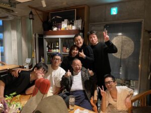 Tsurube Shofukutei Instagram - 夜中に小栗旬、吉田鋼太郎、佐藤二郎、藤原竜也に呼び出される。パジャマで行きました。全員酔うてました。助けて。
