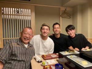 Tsurube Shofukutei Instagram - 日本にかえってきた吉田麻也、堂安律、ナオトインティライミで寿司を