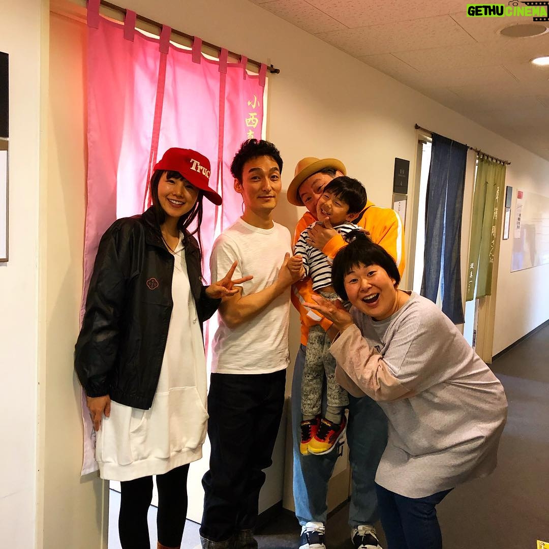 Tsuyoshi Kusanagi - 93K Likes - 鈴木おさむ夫妻。劇場に顔出しに来てくれました。明日、遂に初日です。
#家族のはなしpart1
#小西真奈美今日もすっぴん
本人の許可とってます。