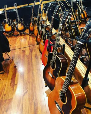 Tsuyoshi Kusanagi Instagram - 草彅はっひょう会！
ギターだけは、凄い！
素敵なゲストさんの胸かります！
#ギターはっぴょう会