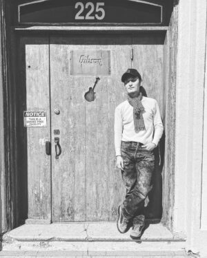 Tsuyoshi Kusanagi Instagram - 拾われた男。配信、放送はじまった。
ギブソン工場跡地にて。
#拾われた男 
#カラマズー工場 
#ギブソン