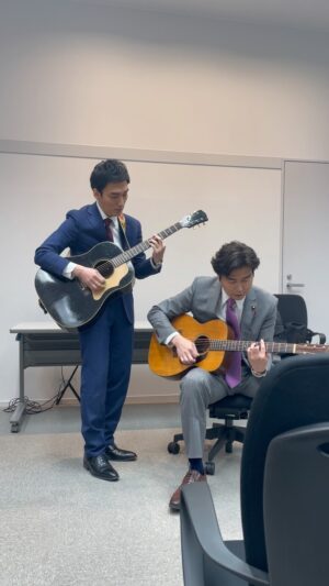 Tsuyoshi Kusanagi Instagram - メリークリスマス🎅
井川遥さんが撮影してくれました
小澤君が作詞作曲！
クリスマスブルースです。
#罠の戦争 #井川遥 さん　#小澤征悦 さん #メリークリスマス