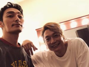 Tsuyoshi Kusanagi Instagram - 日本の歴史。千秋楽。お疲れ様。
やはり慎吾の控え室は綺麗。
#三谷さんにも会いましたこ焼き。
#貴一さんに会ったら、ジーンっとしてしまった。