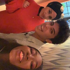 Tua El-Fawwal Instagram - Interview bei World Wide Wohnzimmer🎬 einfach ignorieren welchen Unsinn wir machen während @wwwshow uns ankündigt 😂😂❤️ @lukas.alexander.vh @jobel_mok @druckaddicts #artist #druck #skam #hijabi #hijabartist #interview
