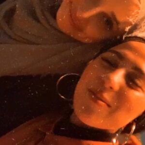 Tua El-Fawwal Instagram - So, hier nochmal. Alles alles Gute und Beste wünsche ich dir zu deinem Geburtstag Mona. Um nicht viel um den heißen Brei herum zu reden. Wenn ich eine ältere Schwester gehabt hätte, hätte sie nicht den Stellenwert den du bei mir hast. Du bist nicht nur meine beste Freundin, sondern auch meine ältere Schwester, meine strenge Mama, mein beschützerischer Bruder, meine Schulter zum Ausheulen, meine Freundin zum Lachen, mein Lieblingsmensch. Ich weiß, dass unsere Freundschaft einige Male kurz vor dem Ende stand, aber wie hat es immer geendet? Wir haben immer wieder zueinander gefunden. Und weißt du was das heißt? Ganz genau, dass du mich in sha Allah nie loswerden wirst du asi 😘Menschen verändern sich im Laufe der Zeit, so wie ich und du dich verändert haben, aber das ist voll in Ordnung. Aber wir gehören trotzdem in sha Allah immer zusammen. So viele Dinge, die ich heutzutage erreicht habe, habe ich mir nur zum Ziel gemacht, weil du mich motiviert hast. Du hast mashallah so vieles erreicht und das habe ich mir als Vorbild genommen. Um zum Ende zu kommen. Du weißt was du für mich bedeutest und, dass ich immer an deiner Seite sein werde in sha Allah. Ich könnte einfach nie auf dich verzichten. Durch dich habe ich den Spruch „Freunde fürs Leben“ verstanden. Danke, dass es dich gibt.  HAPPY BIRTHDAY HABIBI 😘 @mini_1996