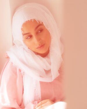 Tua El-Fawwal Instagram - 🇩🇪Nicht ich bin eingeschränkt mit meinem Kopftuch, sondern DU mit deinem ignoranten Weltbild. 
🌍 I am not limited by my hijab - but you are by your ignorant worldview. 
📸/ @domenikadorothea