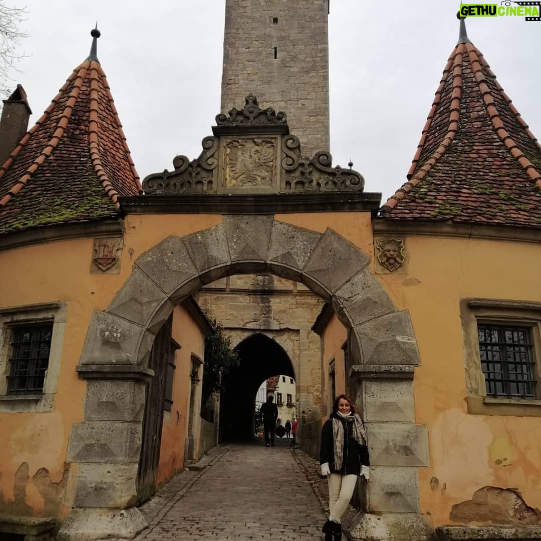 Tuba Erdem - 784 Likes - Germany Rothenburg😍 Mutlaka gidilip görülmesi gereken yerlerden biri. Harry Potter filminin bazı sahneleri burada çekilmiş. Kendinizi bir anda Ortaçağ da bulabilirsiniz.☺
#germany🇩🇪 #rothenburg
#turne
#istanbulmeydansahnesi