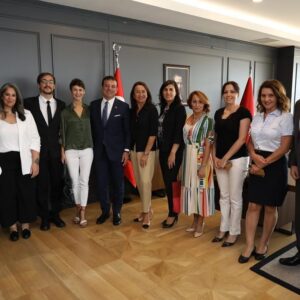 Tuba Erdem Instagram - Bugün Oyuncular Sendikası Yönetim Kurulu olarak İstanbul Büyükşehir Belediye Başkanı Sayın Ekrem İmamoğlu ve çalışma arkadaşları ile biraraya geldik. Kendisine ve ekibine bizleri samimiyetle kucakladıkları ve ağırladıkları için çok teşekkür ederiz. Kültür-Sanat Projelerinde birlikte çalışacağımız için çok heyecanlıyız.
Herşey Çok Güzel Olacak😊
#ekremimamoglu #istanbulbuyuksehirbld