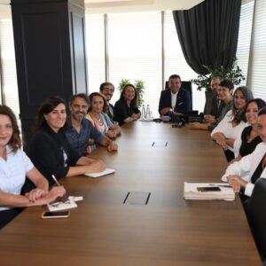 Tuba Erdem Instagram - Bugün Oyuncular Sendikası Yönetim Kurulu olarak İstanbul Büyükşehir Belediye Başkanı Sayın Ekrem İmamoğlu ve çalışma arkadaşları ile biraraya geldik. Kendisine ve ekibine bizleri samimiyetle kucakladıkları ve ağırladıkları için çok teşekkür ederiz. Kültür-Sanat Projelerinde birlikte çalışacağımız için çok heyecanlıyız.
Herşey Çok Güzel Olacak😊
#ekremimamoglu #istanbulbuyuksehirbld