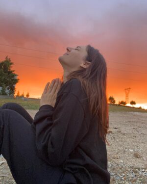 Tuğba Daştan Instagram - Saat sabah 05:25 ..
Telefondan kafamı kaldırdım ve havanın rengine haline tavrına hayran kaldım🙊heyecanla annemin terlikleriyle attım kendimi sokağa ..üstelik yağmur ve gökkuşağı da vardı🫠ve ve ve ve kokusunu hiç anlatamam🤭
Kaydırmalısınız🙏
