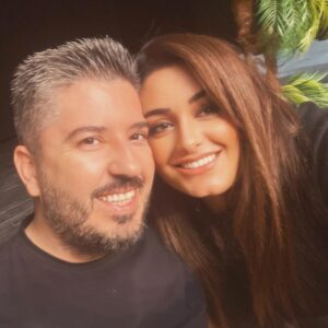 Tuğçe Karabayır Instagram - Biletler tükenmiş , sahne hazır , taze çay bulmuştuk 😅 benim canım @erkankaradenizz bir oyun saatine yarım saat kalaydı.Hayallerimizden konuşup nerden nereye be demiştik.