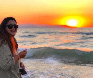 Tuğçe Karabayır Instagram - Yüzümdeki yavşak gülüşün öyle sahici ve etkileyici batan güneşle  alakasızlığı 🥲