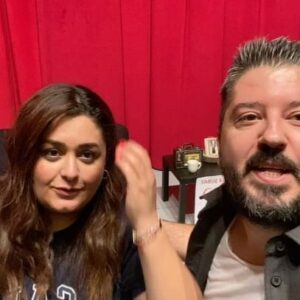 Tuğçe Karabayır Instagram - Tuğçe’nin doğum gününde Kayseri’deydik☺️❤️ Bizlere ne güzel bir hatıra oldu, iyi ki gelmişsiniz çook teşekkür ediyoruuz :) #RuhÖküzüm

@tugcekarabayir @erkankaradenizz @finitolartiyatrosu @ukeremkaya @suflesanat 

Bu güzel organizasyon için @renklitebesirorg ‘a çok teşekkür ederiz!

#FinitolarTiyatrosuŞehrinizeGeliyor