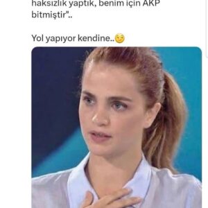 Tuğçe Kazaz Instagram - 😂😂😂 Benim niye bundan haberim yok? Biraz ahlak, şeref, haysiyet diyeceğim ama zaten bunlarda sıkıntı olduğu için yapıyorsunuz. Bu haliyle CHP’ye hiçbir zaman doğrudan veya dolaylı destek vermeyeceğim. Vazgeçin bu sevdanızdan. AK Parti de bitmedi. Yeniden başlatmak için sadece reset attık. Bu şansı heba etmezse çok daha güçlü geliyor. Eminim seçim sonuçları Ak Parti’den çok CHP için sürpriz olmuştur zira halk CHP'yi hiç beklemediği ve bilmediği bir konuda, yani hizmetle görevlendirdi. Bu görevi yapmaz, ülke ve millet menfaati için koşturmazsa bir sonraki seçim CHP diye bir parti kalmaz. Zira kendi oyuyla kazanmadı. Onun için şansınızı zorlamayın ve bu şansı halkla uğraşmak yerine halka hizmetle geçirin. Yoksa halkın giydirdiği o ateşten gömlek evvela CHP'yi yakacak. Ayrıca düşünsenize, Ak Parti bu seçimi de kazansaydı yenilenmeden bu kadar tepki, sorun ve kutuplaşma ikliminde bir sonraki genel seçimlerde başarılı olabilir miydi?