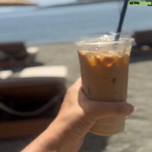Tuğrul Tülek Instagram - Yine 2 beyaz tişört bir şort bir terlikle geçirdiğim bir tatil dump. ✌️ Aşırı yaz insanı değilim baharları daha çok severim ama yazın bu rahatlığı da hoşuma gitmiyor değil ☀️ Hem tatil hem ailecek bir bayram kahvaltısı hem yakın yerlere road tripler, sessizlik sakinlik derken bayram için herkes oralara kaçarken ben bay bay deyip geri döndüm. Son foto: Şehirde uyandığı için azıcık morali bozuk olan ama eve döndüğü için de mutlu hisseden ve hemen sakalları kırpan bir Tuğrul.