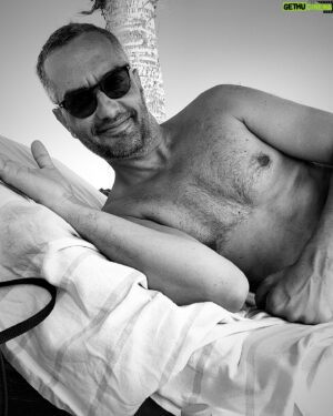 Tuğrul Tülek Instagram - Yine 2 beyaz tişört bir şort bir terlikle geçirdiğim bir tatil dump. ✌️ Aşırı yaz insanı değilim baharları daha çok severim ama yazın bu rahatlığı da hoşuma gitmiyor değil ☀️ Hem tatil hem ailecek bir bayram kahvaltısı hem yakın yerlere road tripler, sessizlik sakinlik derken bayram için herkes oralara kaçarken ben bay bay deyip geri döndüm. Son foto: Şehirde uyandığı için azıcık morali bozuk olan ama eve döndüğü için de mutlu hisseden ve hemen sakalları kırpan bir Tuğrul.