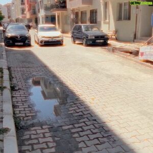 Tuğrul Tülek Instagram - Yine 2 beyaz tişört bir şort bir terlikle geçirdiğim bir tatil dump. ✌️ Aşırı yaz insanı değilim baharları daha çok severim ama yazın bu rahatlığı da hoşuma gitmiyor değil ☀️ Hem tatil hem ailecek bir bayram kahvaltısı hem yakın yerlere road tripler, sessizlik sakinlik derken bayram için herkes oralara kaçarken ben bay bay deyip geri döndüm. Son foto: Şehirde uyandığı için azıcık morali bozuk olan ama eve döndüğü için de mutlu hisseden ve hemen sakalları kırpan bir Tuğrul.