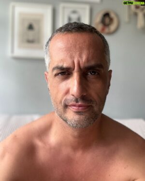 Tuğrul Tülek Instagram - Yine 2 beyaz tişört bir şort bir terlikle geçirdiğim bir tatil dump. ✌️ Aşırı yaz insanı değilim baharları daha çok severim ama yazın bu rahatlığı da hoşuma gitmiyor değil ☀️ Hem tatil hem ailecek bir bayram kahvaltısı hem yakın yerlere road tripler, sessizlik sakinlik derken bayram için herkes oralara kaçarken ben bay bay deyip geri döndüm. Son foto: Şehirde uyandığı için azıcık morali bozuk olan ama eve döndüğü için de mutlu hisseden ve hemen sakalları kırpan bir Tuğrul.