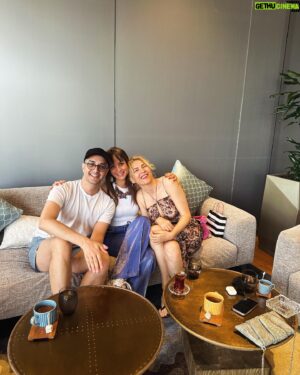 Tuğrul Tülek Instagram - Bol danslı,yemekli,sohbetli,tanışmalı,karşılaşmalı haaarika bir Dubai geride kaldı. Başka bir dünyaya ışınlanıp geldim gibi oldu. Herkesin @shebnemdonmez gibi bir sahne partneri ve tatil arkadaşı olsun 🥂❤️ Gene yapalım daha çok yapalım:) @turkishbusinesscouncildubai nin 20. yılı konserimiz 🔥🔥🔥🔥 gibi geçti. @iomeevent e buradan bir kez daha kocaman bir teşekkür 🙏 Konser sonrasında yaptığı harikulade organizasyonlar için oscarı alması gereken @zeynepozneseli sana gocaman galpppp. 3 günü 3 ay gibi yaşadım teşekkür ederim canım arkadaşım. Şimdilik Yallah Bayyy dedim yakında tekrar “Selam” demeyi ümit ediyorum. Not: Meyve tabakları çoook güzel. Son Not: Bu ara favori şarkım için ➡️ son video😉😘❤️