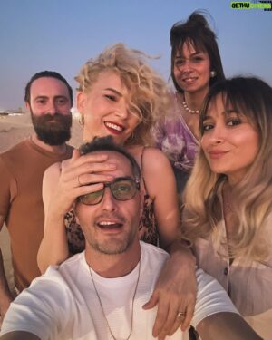 Tuğrul Tülek Instagram - Bol danslı,yemekli,sohbetli,tanışmalı,karşılaşmalı haaarika bir Dubai geride kaldı. Başka bir dünyaya ışınlanıp geldim gibi oldu. Herkesin @shebnemdonmez gibi bir sahne partneri ve tatil arkadaşı olsun 🥂❤️ Gene yapalım daha çok yapalım:) @turkishbusinesscouncildubai nin 20. yılı konserimiz 🔥🔥🔥🔥 gibi geçti. @iomeevent e buradan bir kez daha kocaman bir teşekkür 🙏 Konser sonrasında yaptığı harikulade organizasyonlar için oscarı alması gereken @zeynepozneseli sana gocaman galpppp. 3 günü 3 ay gibi yaşadım teşekkür ederim canım arkadaşım. Şimdilik Yallah Bayyy dedim yakında tekrar “Selam” demeyi ümit ediyorum. Not: Meyve tabakları çoook güzel. Son Not: Bu ara favori şarkım için ➡️ son video😉😘❤️