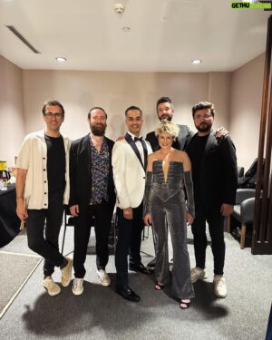 Tuğrul Tülek Instagram - Veeeee bir Date Night daha 🔥🔥🔥🔥 gibi geçti gitti. Bu kez sezon finaliydi o yüzden hem çok heyecanlı hem de hafif buruktuk. The Talented Mrs @cananerguder1 acayip sesiyle ve enerjisiyle ortalığı yıktı geçti. Daterlarım zaten her zamanki gibi şahaneydi. Çok gülerek, çok dans ederek, çok sohbet ederek, leziz şarkılar söyleyerek ne güzel anılar biriktirdik bu sene be! Şimdi biraz ara veriyoruz ve önümüzdeki sezonda yazdan çıkmış bronz tenlerimizle date lerimize hemen başlıyoruz. En başından beri yanımda olan ve bu hayalimi gerçekleştirmeme sebep olan tüm dostlarıma, @zorlu_psm  @touche_psm ekibine, hepsine teker teker bayıldığım yol arkadaşlarıma ama en en çok birlikte eğlenmeyi bilen seven ve her Date Night ı unutulmaz kılan canım Dater larıma kocaman sevgiler. Yeni sezonda görüşmek üzereeee 🎉🎉🎉🎉🥂🥂🥂🥂😘😘😘😘