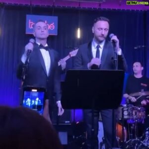 Tuğrul Tülek Instagram - Bir Date Night daha geride kaldı. Date Night ların ertesi günü aşırı mutlu hissediyorum bugün de öyleyim. Seyircimiz yine muazzamdı. Fırat harikulade şarkılar seçti ve acayip Parizyen bir geceye dönüştürdü Date Night’ı. Bir sonraki için sabırsızlanıyorum. Sizlerden gelen videolara bayılıyorum ve paylaşmalara doyamıyorum. Mart ayında yeni Date Night’ımızda görüşmek üzere :)) ❤️❤️❤️🥂🥂🥂🫶🫶🫶🧿🧿🧿 Son foto: Bir starın çöküşü ✨