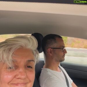 Tuğrul Tülek Instagram - Yine 2 beyaz tişört bir şort bir terlikle geçirdiğim bir tatil dump. ✌️ Aşırı yaz insanı değilim baharları daha çok severim ama yazın bu rahatlığı da hoşuma gitmiyor değil ☀️ Hem tatil hem ailecek bir bayram kahvaltısı hem yakın yerlere road tripler, sessizlik sakinlik derken bayram için herkes oralara kaçarken ben bay bay deyip geri döndüm. Son foto: Şehirde uyandığı için azıcık morali bozuk olan ama eve döndüğü için de mutlu hisseden ve hemen sakalları kırpan bir Tuğrul.