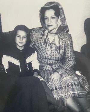 Tülay Günal Instagram - Canım annemle fotoğrafım hikayede kalamazdı.😇😍🌹.( Biliyorum beni neden koydun diye  fırçalayacak ama …😊)Babam çocukluğumla ilgili her şeyi saklamış.Sağ olsun.🥰Geçmişin içinde kayboldum 2 gündür.