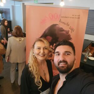 Tuna Arman Instagram - #yüzakıyüzkadın adlı kitapta benimde kucuk bir hikayem var,,ne mutlu bana YÜZ AKI 100 KADIN dan biri olmak
@yuzakimizyuzkadin