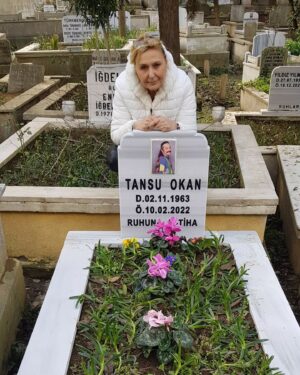 Tuna Arman Instagram - 1 yil oldu 1yilll,,365 gündür yoksun bardagin sigaraligin yerinde sen ordasin hergun defalarca konusurum seninle,,kizarim ,kuserim ama sen ordasin seni seviyoruz ve cok özlüyoruz tansu,,kardes arkadas dost herseydin