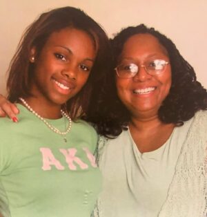 Tunisha Hubbard Instagram - Swipe to see how it started ☺️ Happy Founders’ Day to the best LS’s in the world and my all my Sorors , including my mom, my sister, my Aunt Nan and Aunt Doe Doe 💚💖 #AlphaKappaAlpha