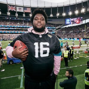 Tuwaine Barrett Instagram - Big big love, @nfluk @eamaddennfl for an unforgettable experience! @jaguars vs @miamidolphins let’s goooo! 🖤