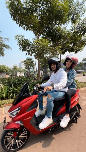 Tyas Mirasih Instagram - Mau tahu kenapa aku milih Polytron EV? @polytronindo 🤫

Tentunya dengan hadirnya motor listrik ini, bikin hidup lebih mudah dan menyenangkan 🛵🍃
Hemat energi, ramah lingkungan tanpa polusi..
Ngga perlu buang banyak waktu untuk sering ke bengkel buat servis apalagi ganti oli! 😉

Pastinya udah ngga perlu khawatir menyiapkan dana darurat sewaktu-waktu baterai rusak, karena selama masa sewa baterai akan digaransi seumur hidup 😍

Pokoknya, Polytron FOX Electric solusi berkendara paling pas deh buat yang anti ribet! 😉

#PolytronEV #PolytonFOXSeries #FOXElectric #PolytronFOXR #FOXSeries