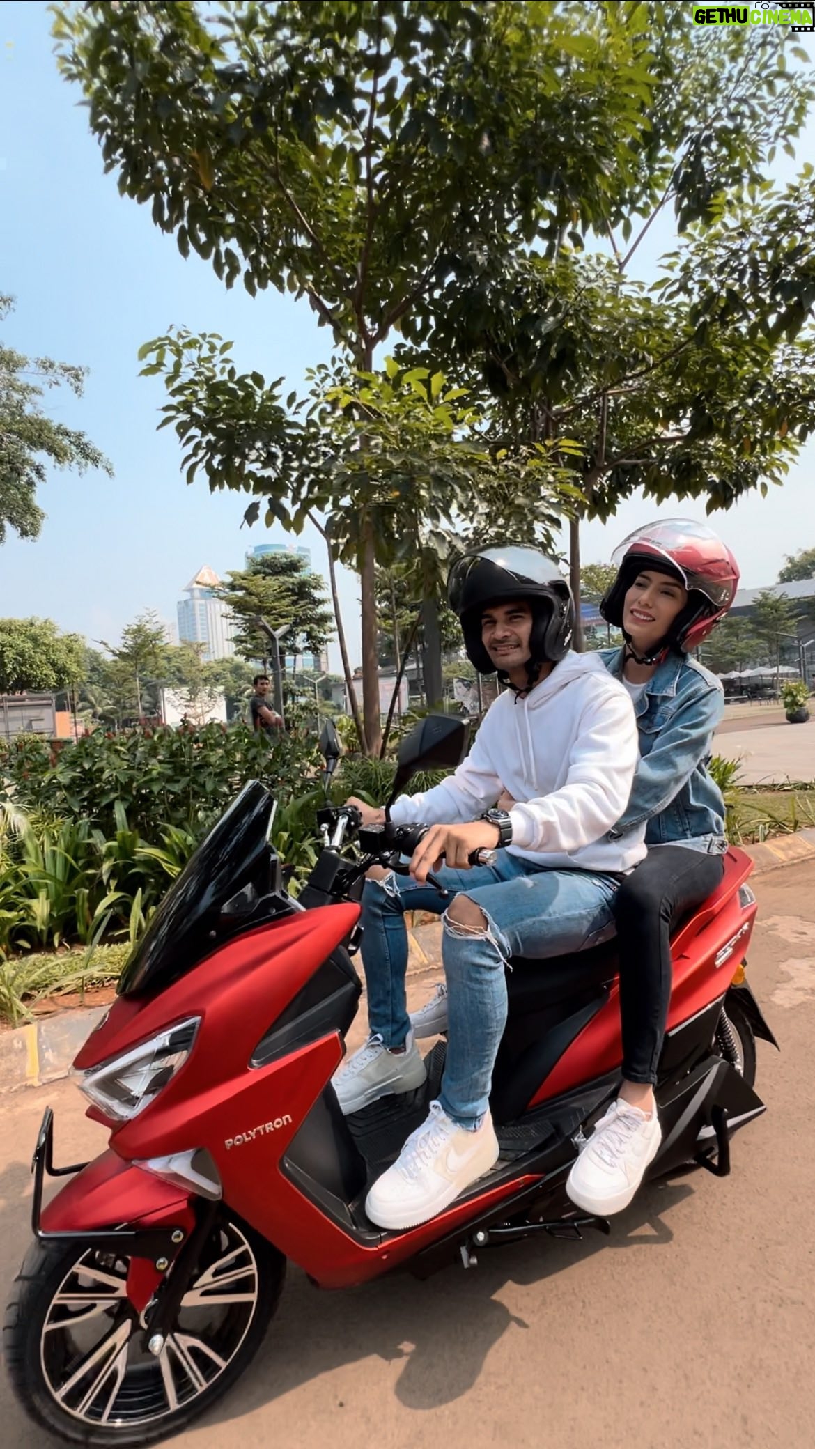 Tyas Mirasih - 3 Likes - Mau tahu kenapa aku milih Polytron EV? @polytronindo 🤫
Tentunya dengan hadirnya motor listrik ini, bikin hidup lebih mudah dan menyenangkan 🛵🍃
Hemat energi, ramah lingkungan tanpa polusi..
Ngga perlu buang banyak waktu untuk sering ke bengkel buat servis apalagi ganti oli! 😉
Pastinya udah ngga perlu khawatir menyiapkan dana darurat sewaktu-waktu baterai rusak, karena selama masa sewa baterai akan digaransi seumur hidup 😍
Pokoknya, Polytron FOX Electric solusi berkendara paling pas deh buat yang anti ribet! 😉
#PolytronEV #PolytonFOXSeries #FOXElectric #PolytronFOXR #FOXSeries