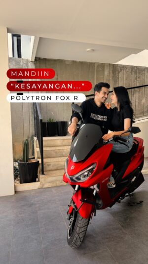 Tyas Mirasih Instagram - Basah-basahan di kamar mandi….? 🫣

Atau… basah-basahan di garasi? 🤭

Mau basah di mana aja, gas terus bareng Polytron EV! 

Jangankan basah, genangan air pun tetap TRABAS!!! 🏍️💨

#PolytronEV #PolytronFOXSeries #PolytronFOXR #MotorListrik